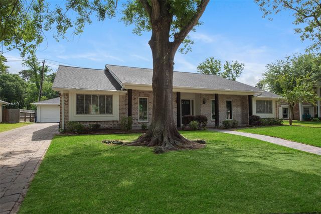 402 Forest Lake Drive, Seabrook, TX 77586