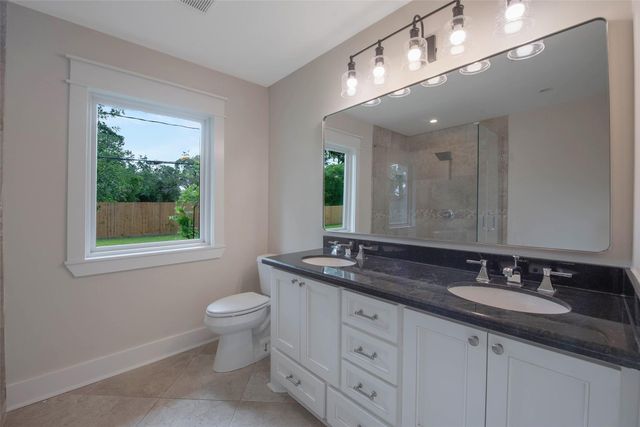 402 Forest Lake Drive, Seabrook, TX 77586