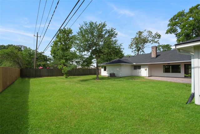 402 Forest Lake Drive, Seabrook, TX 77586