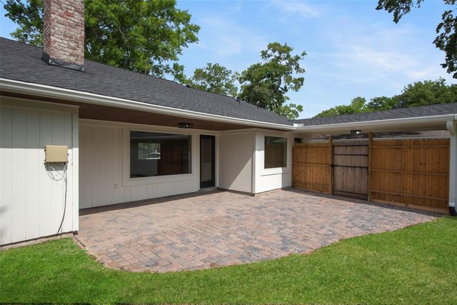 402 Forest Lake Drive, Seabrook, TX 77586