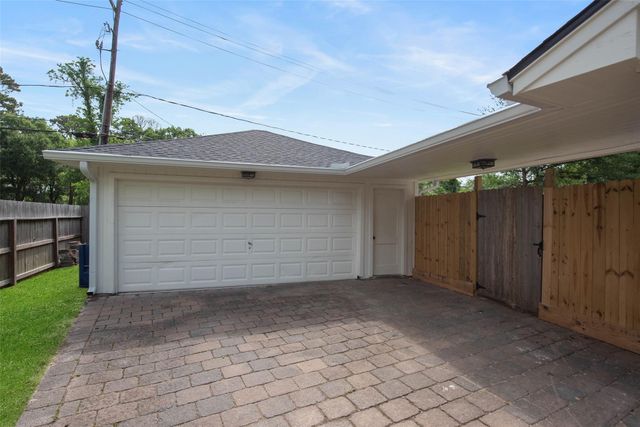 402 Forest Lake Drive, Seabrook, TX 77586