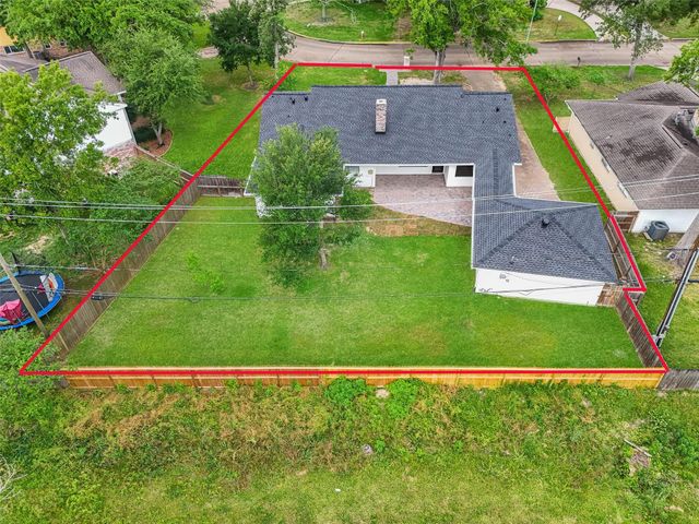 402 Forest Lake Drive, Seabrook, TX 77586