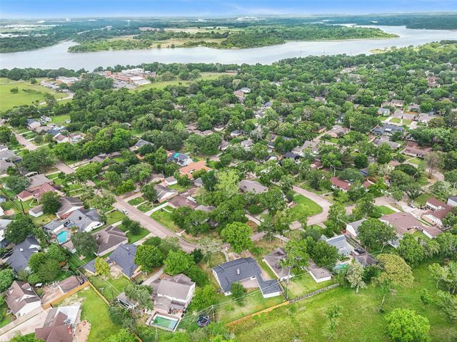 402 Forest Lake Drive, Seabrook, TX 77586