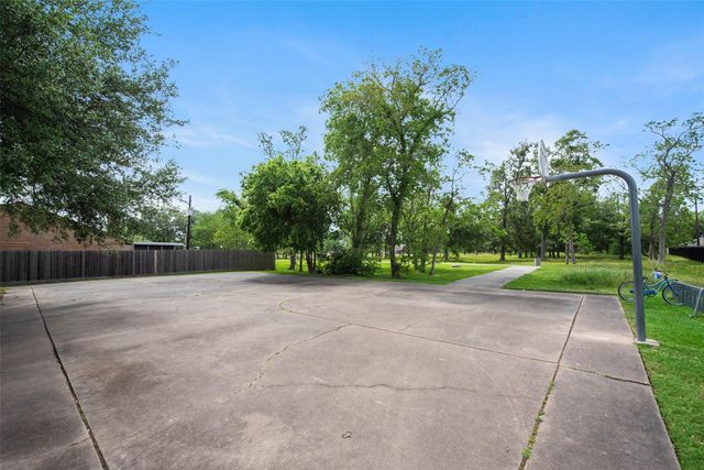 402 Forest Lake Drive, Seabrook, TX 77586