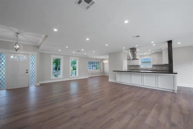 402 Forest Lake Drive, Seabrook, TX 77586