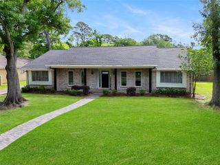 402 Forest Lake Drive, Seabrook, TX 77586