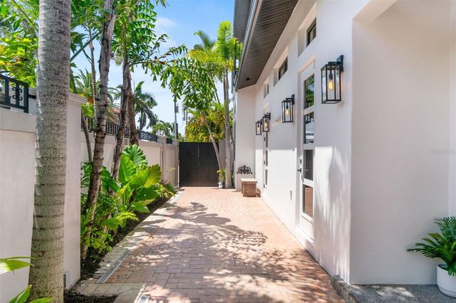 324 SIESTA DRIVE, Sarasota, FL 34242