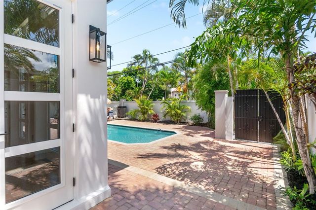 324 SIESTA DRIVE, Sarasota, FL 34242