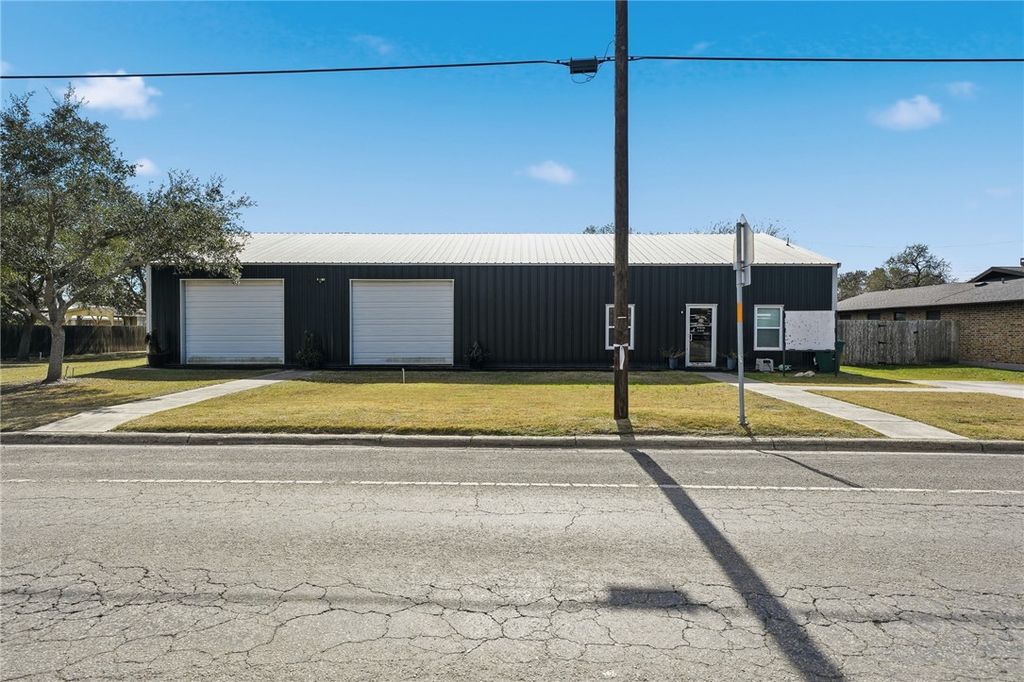 806 Locke St, Woodsboro, TX 78393 — exterior