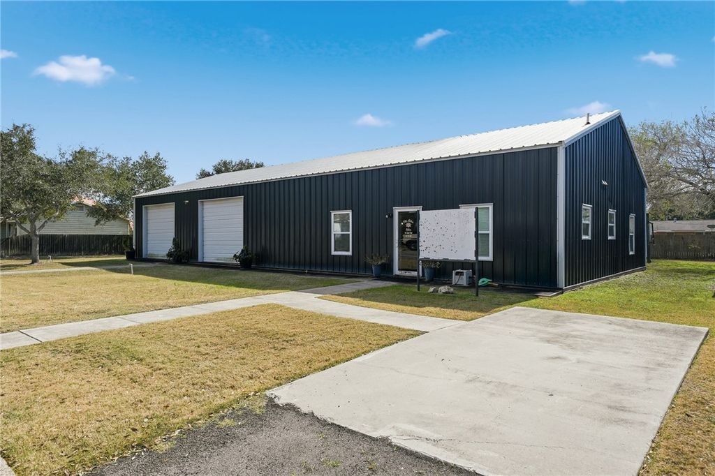 806 Locke St, Woodsboro, TX 78393 — photo 2