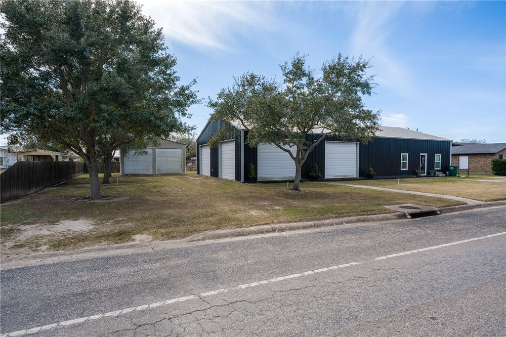 806 Locke St, Woodsboro, TX 78393 — photo 3