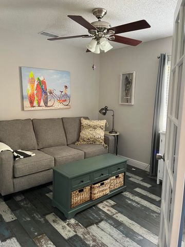 364 Prestwick Circle 4, Palm Beach Gardens, FL 33418