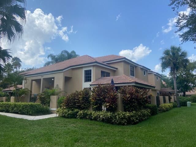 364 Prestwick Circle 4, Palm Beach Gardens, FL 33418