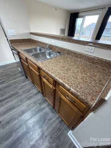 1604 Arlyn Circle, Charlotte, NC 28213