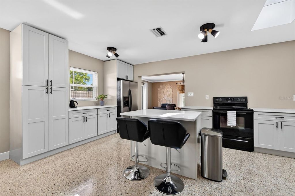 Image 10 of property listing at 5846 82ND AVENUE N, Pinellas Park, FL 33781