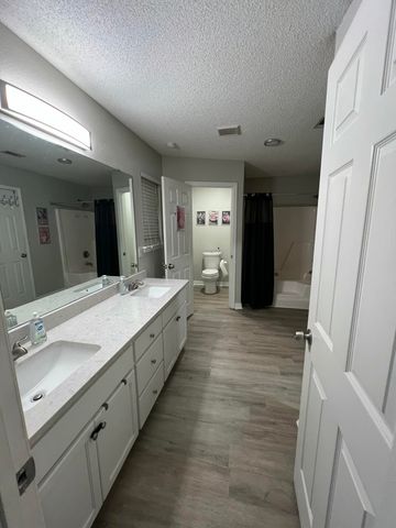 9726 Parker Lake Circle, Navarre, FL 32566