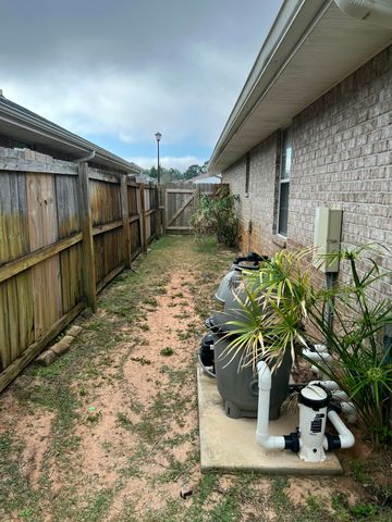 9726 Parker Lake Circle, Navarre, FL 32566