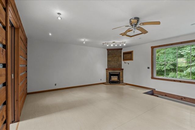 1002 Allenwood Dr, Ashland City, TN 37015