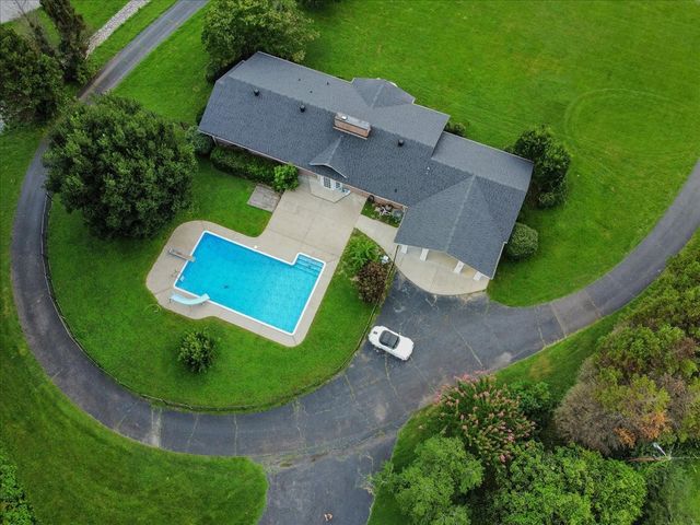 1002 Allenwood Dr, Ashland City, TN 37015