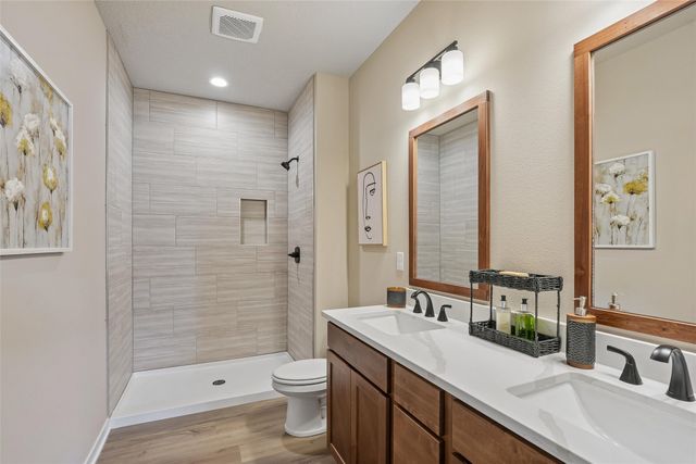 558 SE Hollow Court, West Des Moines, IA 50265