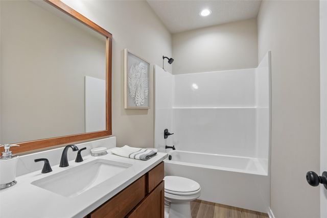 558 SE Hollow Court, West Des Moines, IA 50265