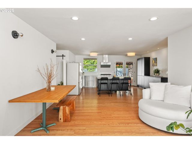 8629 Ne CLACKAMAS St, Portland, OR 97220