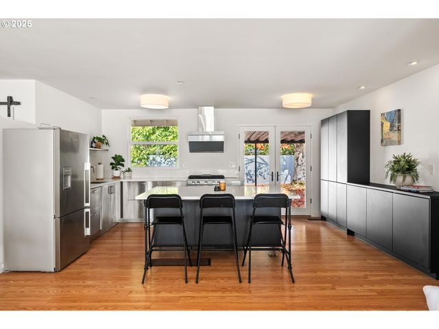 8629 Ne CLACKAMAS St, Portland, OR 97220