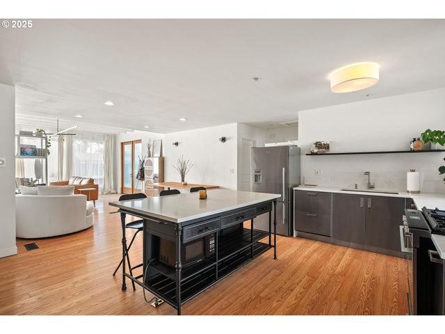 8629 Ne CLACKAMAS St, Portland, OR 97220