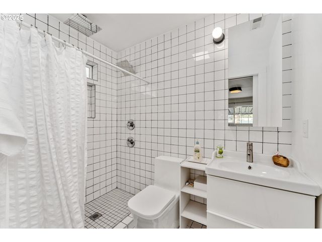 8629 Ne CLACKAMAS St, Portland, OR 97220