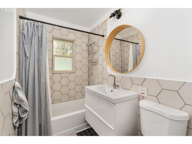 8629 Ne CLACKAMAS St, Portland, OR 97220