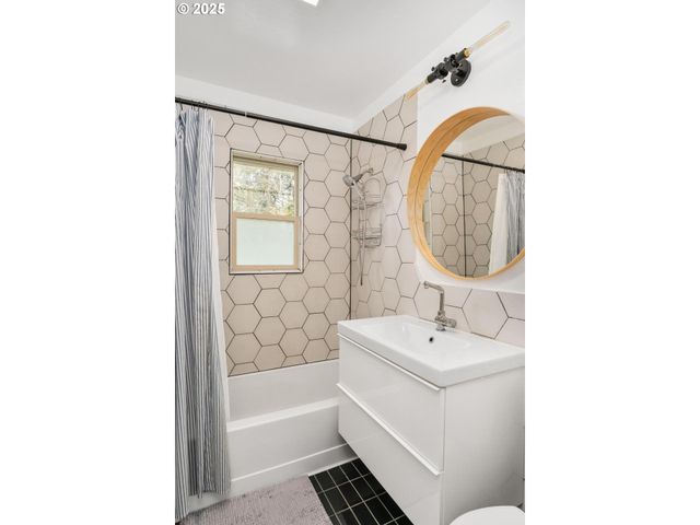 8629 Ne CLACKAMAS St, Portland, OR 97220