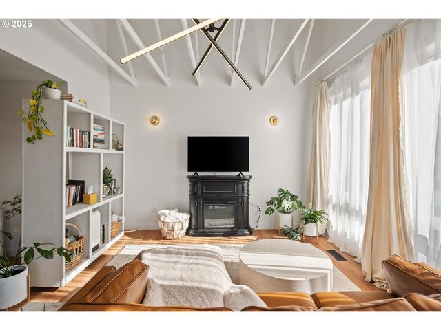 8629 Ne CLACKAMAS St, Portland, OR 97220