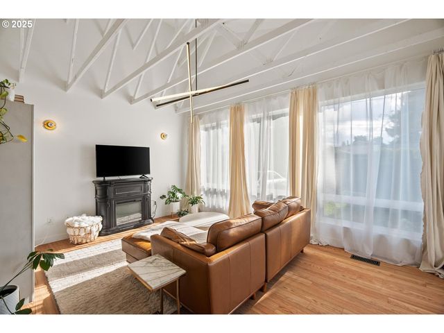 8629 Ne CLACKAMAS St, Portland, OR 97220