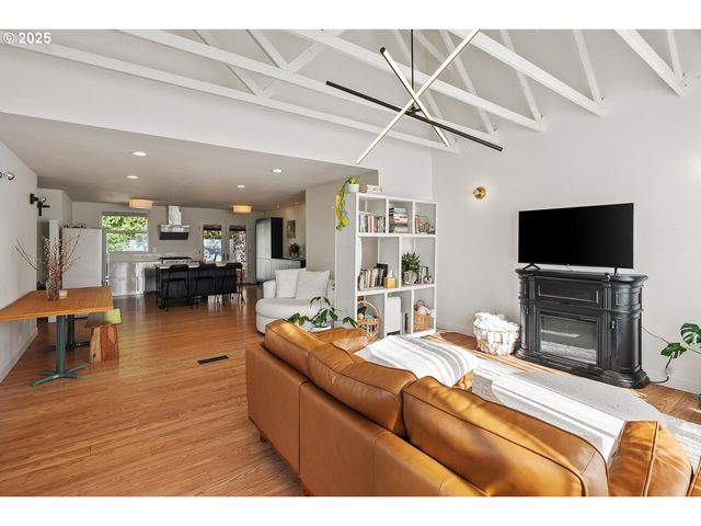 8629 Ne CLACKAMAS St, Portland, OR 97220