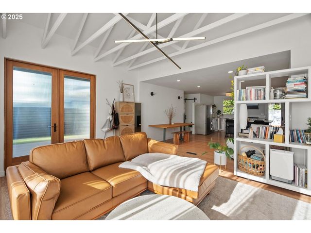 8629 Ne CLACKAMAS St, Portland, OR 97220