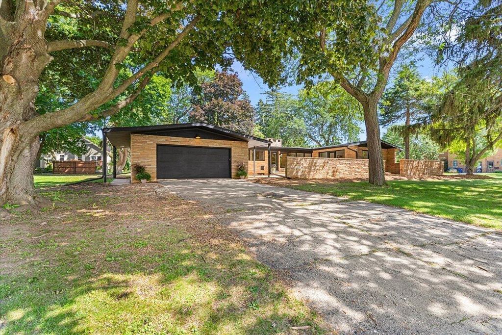1550 11th AVENUE, Grafton, WI 53024