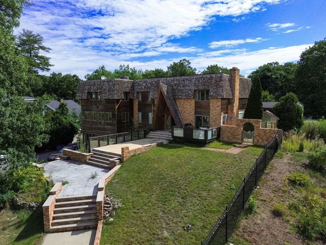 12 Oakridge Dr, Saugus, MA 01906