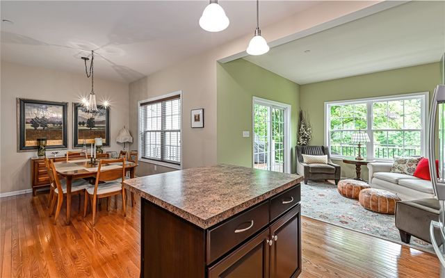 691 Freedom Dr, Collier Twp, PA 15106