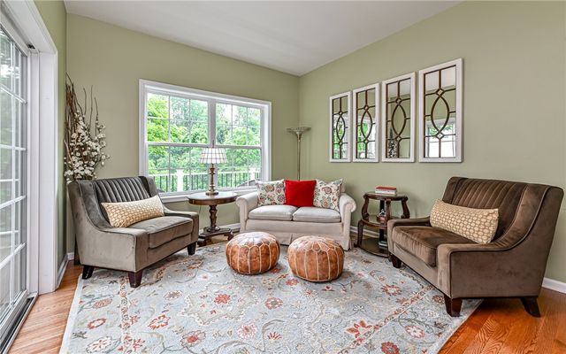 691 Freedom Dr, Collier Twp, PA 15106