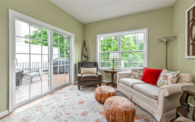 691 Freedom Dr, Collier Twp, PA 15106