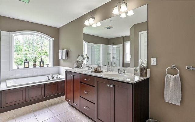 691 Freedom Dr, Collier Twp, PA 15106