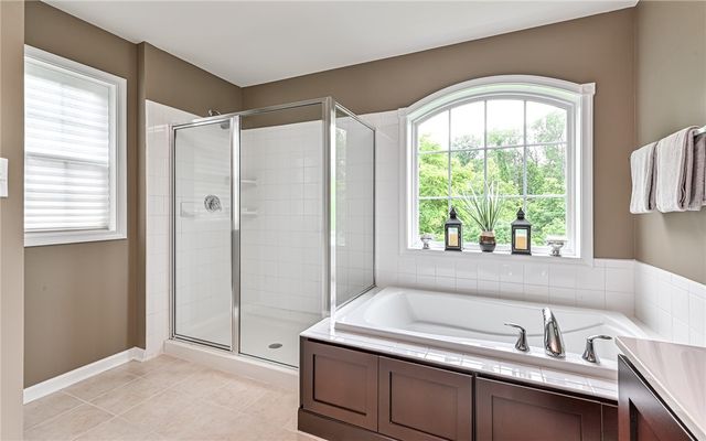 691 Freedom Dr, Collier Twp, PA 15106