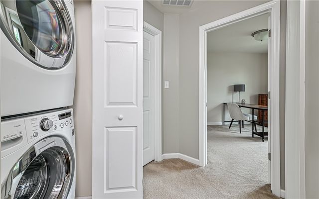 691 Freedom Dr, Collier Twp, PA 15106