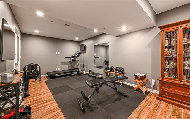 691 Freedom Dr, Collier Twp, PA 15106