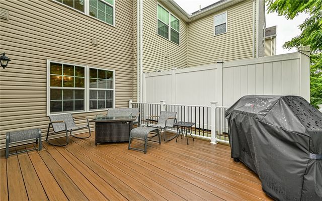 691 Freedom Dr, Collier Twp, PA 15106