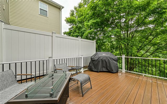 691 Freedom Dr, Collier Twp, PA 15106
