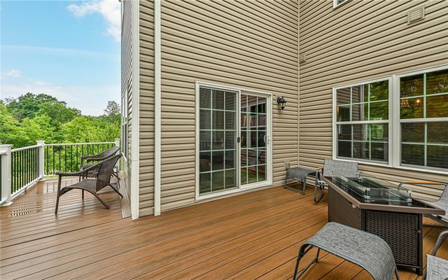 691 Freedom Dr, Collier Twp, PA 15106