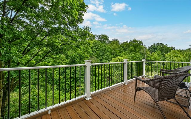 691 Freedom Dr, Collier Twp, PA 15106