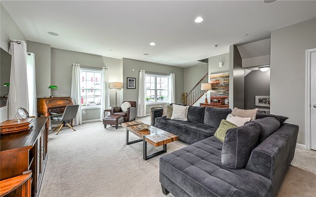691 Freedom Dr, Collier Twp, PA 15106
