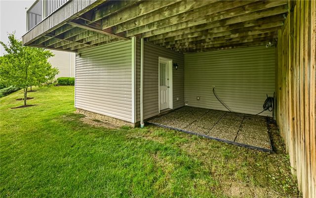 691 Freedom Dr, Collier Twp, PA 15106